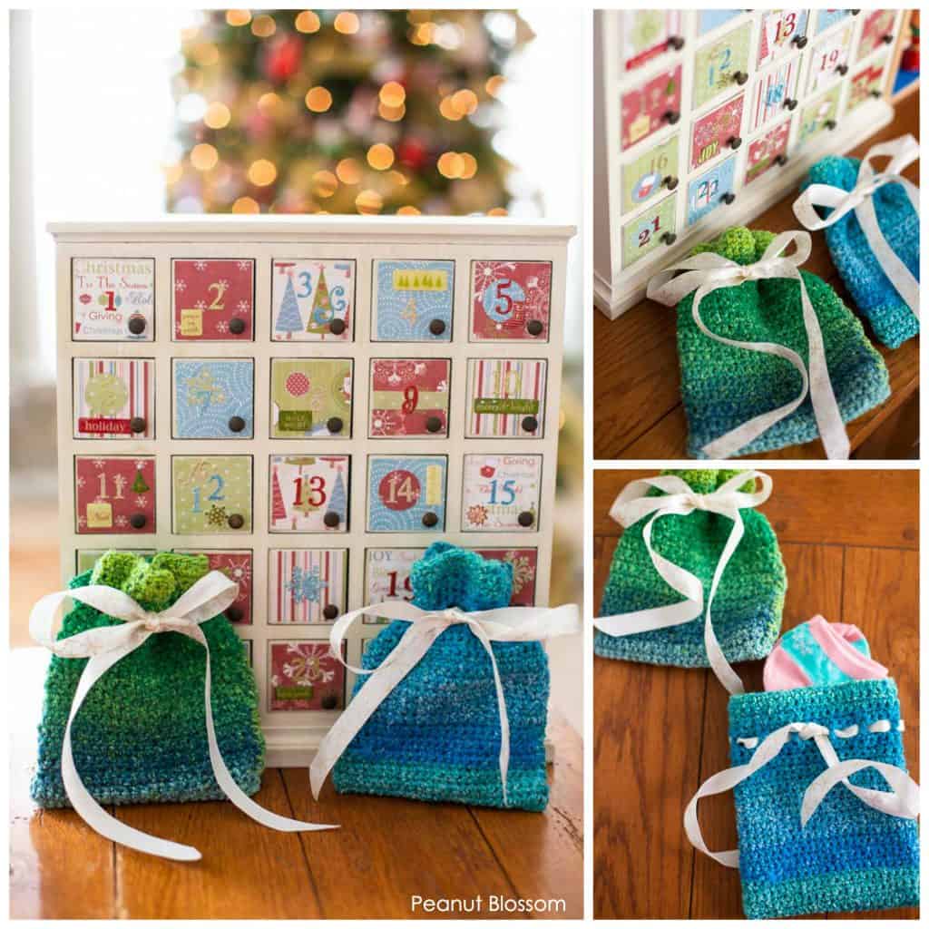 A green and a blue crochet pouch are the perfect place to hide small Advent gifts. 