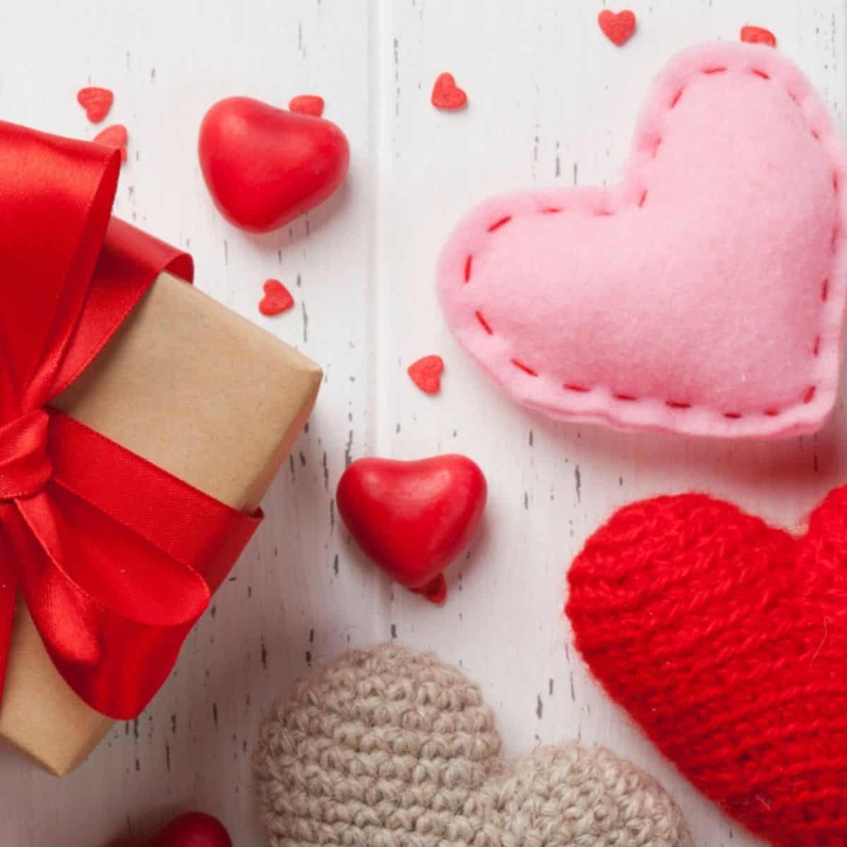 A Valentine's gift box with felt and crochet puffy hearts.