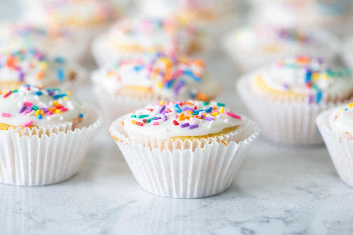 Easy vanilla glaze for cupcakes that travel perfectly