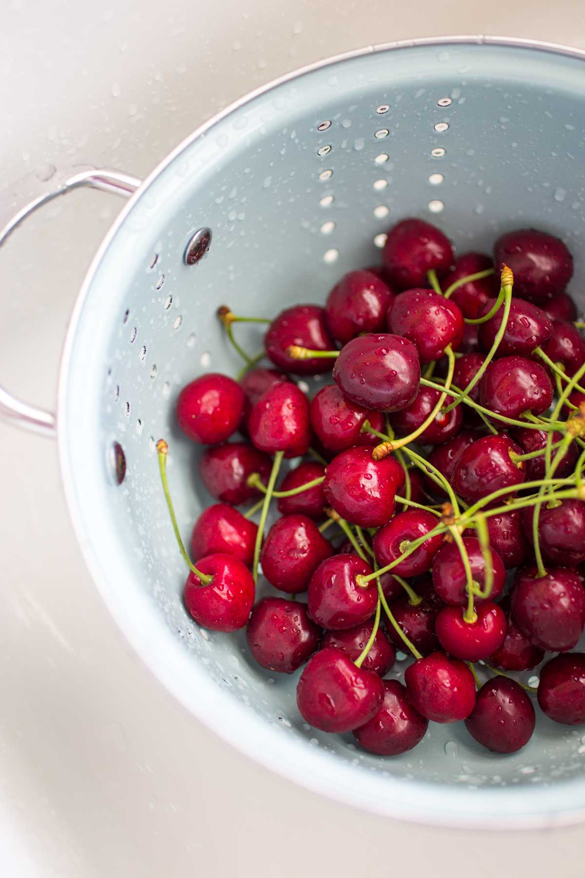 Rinse the cherries in a collander.