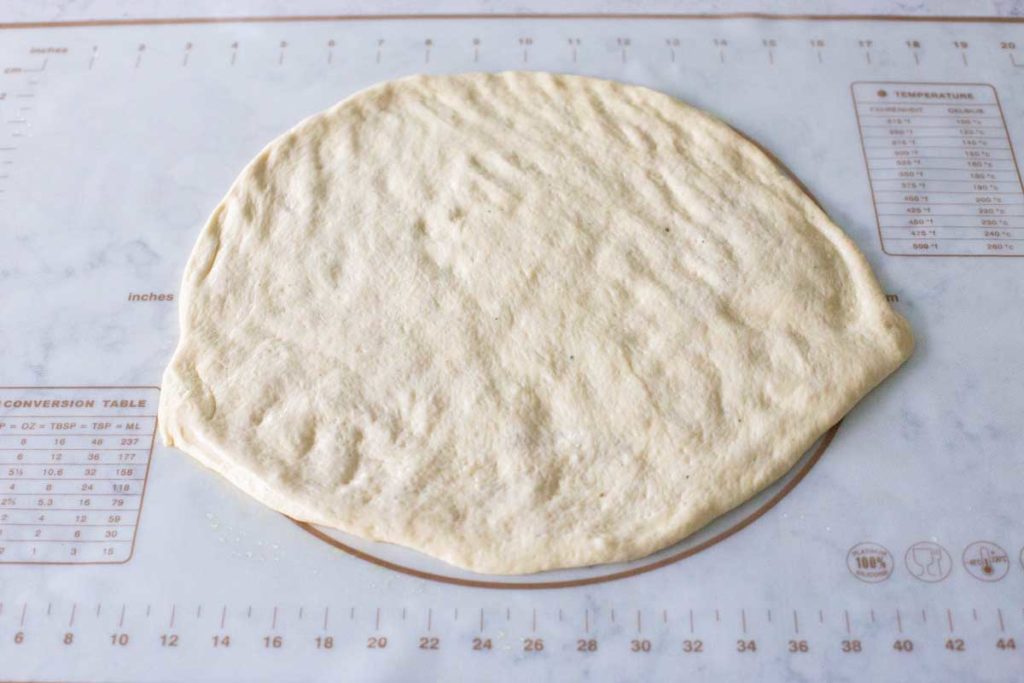 How to form the pizza crust.