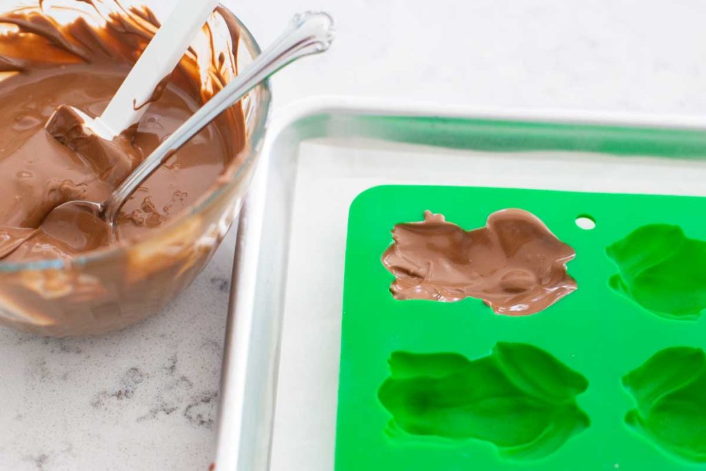 Step 1: Shows how to fill the mold with melted chocolate.