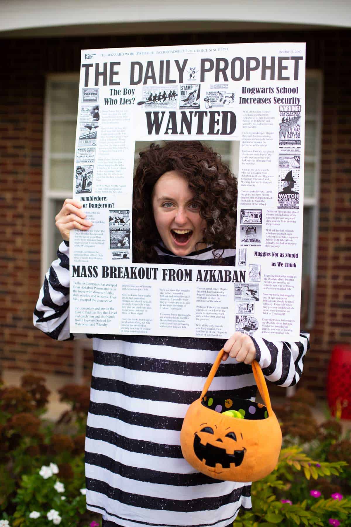 A teen girl is dressed up as Bellatrix Lestrange featured on the Daily Prophet for Halloween.