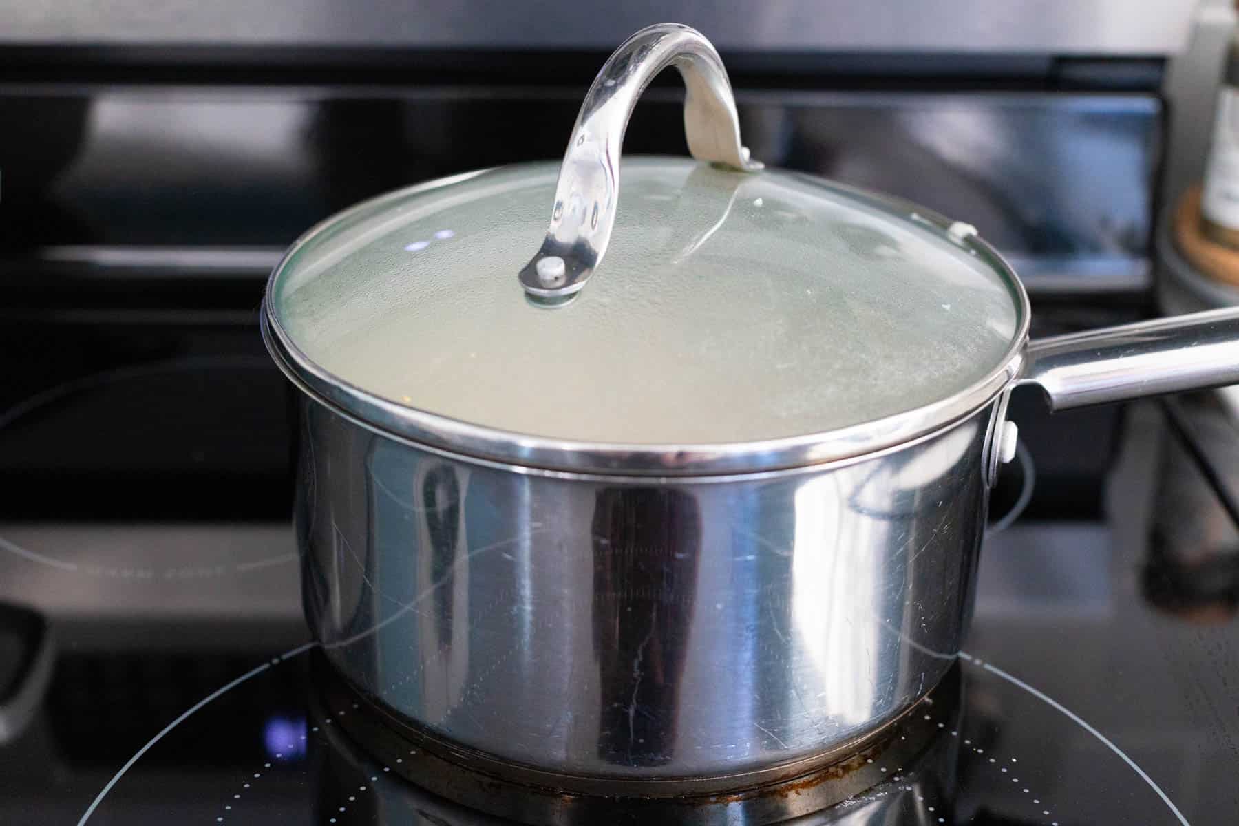 The oatmeal is cooling with the lid on the pot.