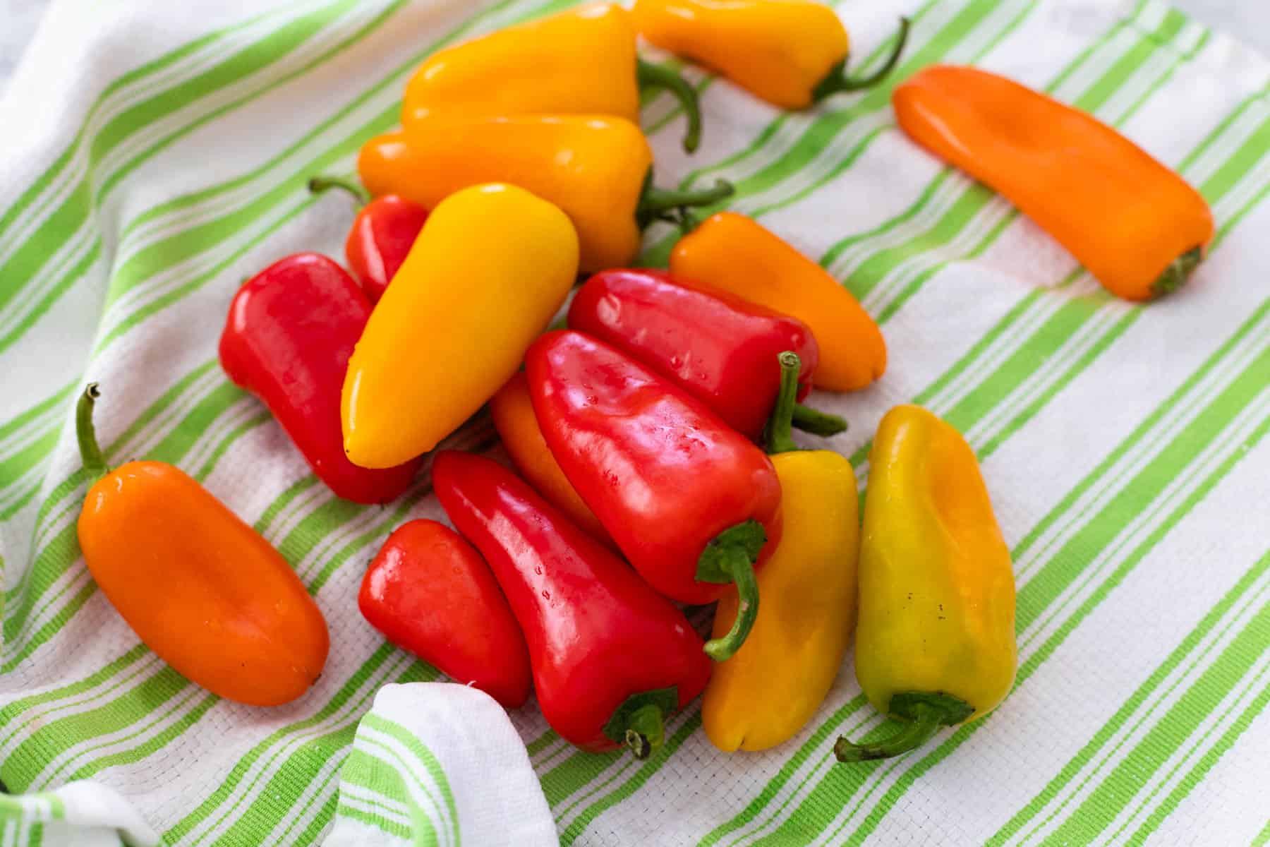 The peppers are drying on a kitchen towel.