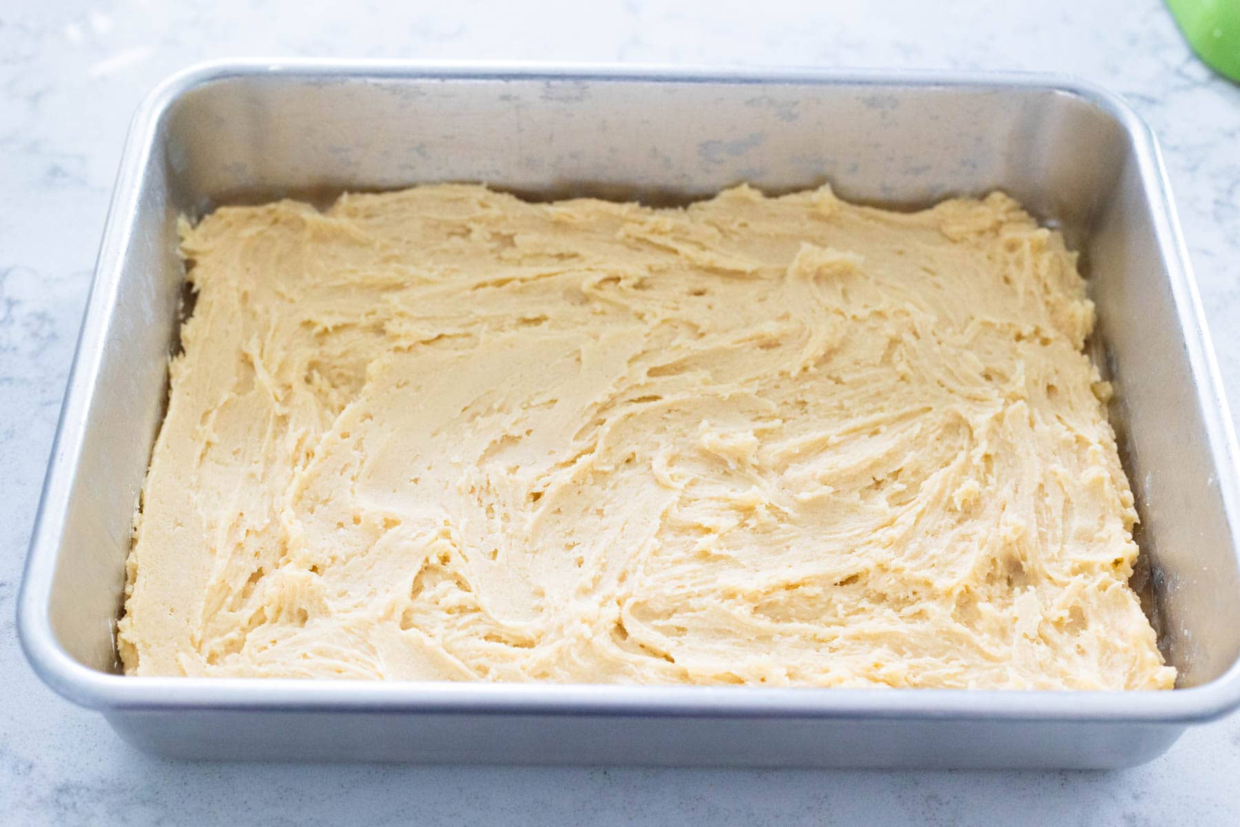 La pâte pour les barres de cookies a été étalée dans le moule.