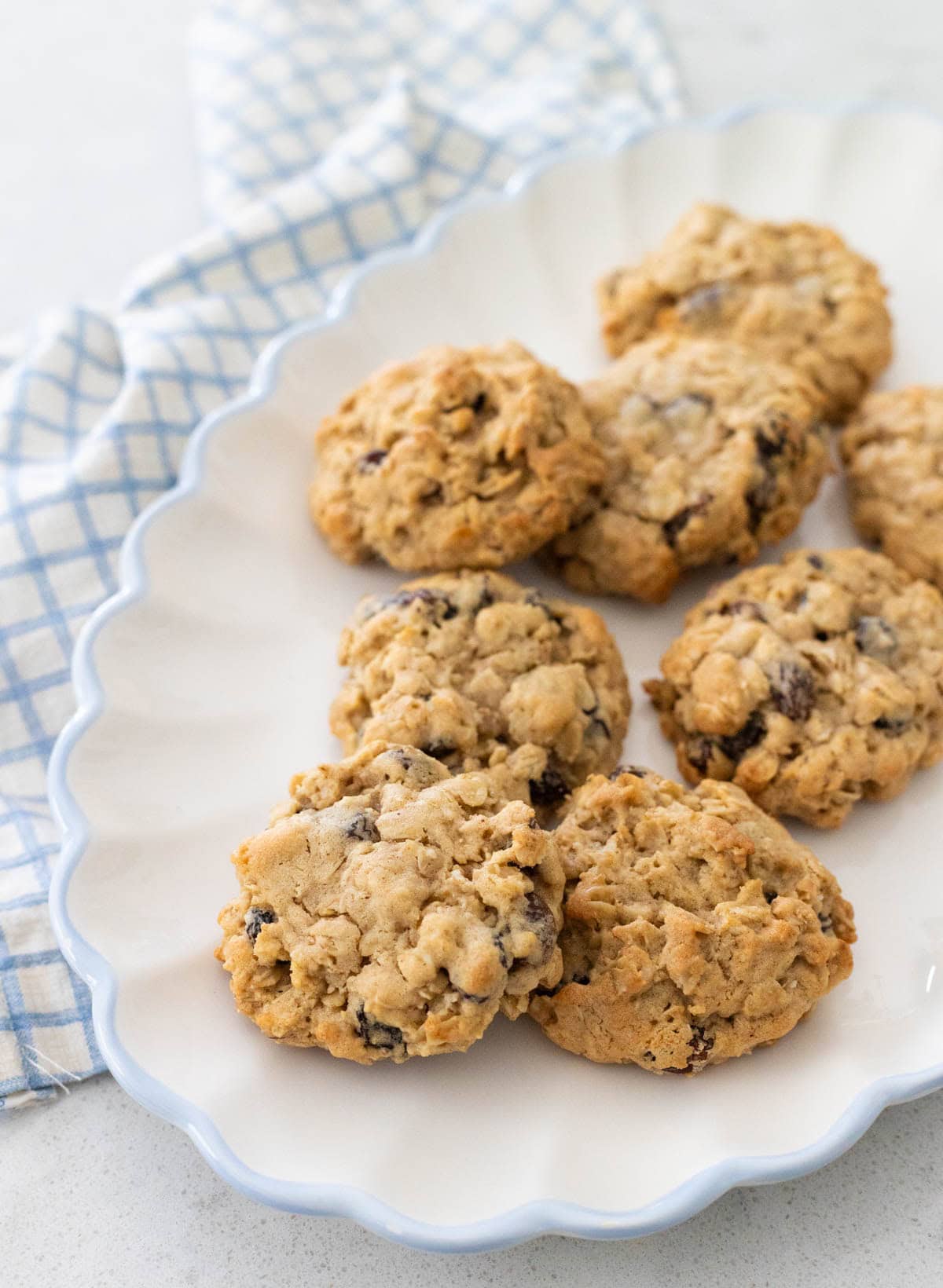 Biscuits moelleux à l'avoine et aux raisins sur une assiette de service