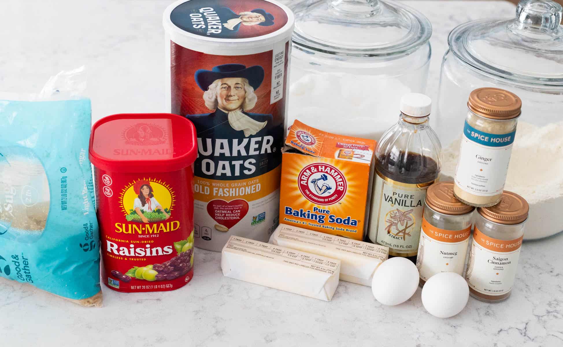 Les ingrédients pour préparer des biscuits à l'avoine et aux raisins sont sur le plan de travail de la cuisine.