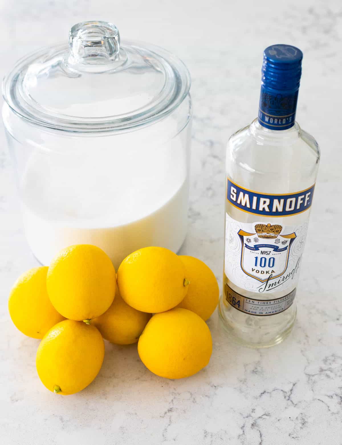 Les ingrédients nécessaires pour faire du limoncello au citron Meyer sont sur le comptoir de la cuisine.