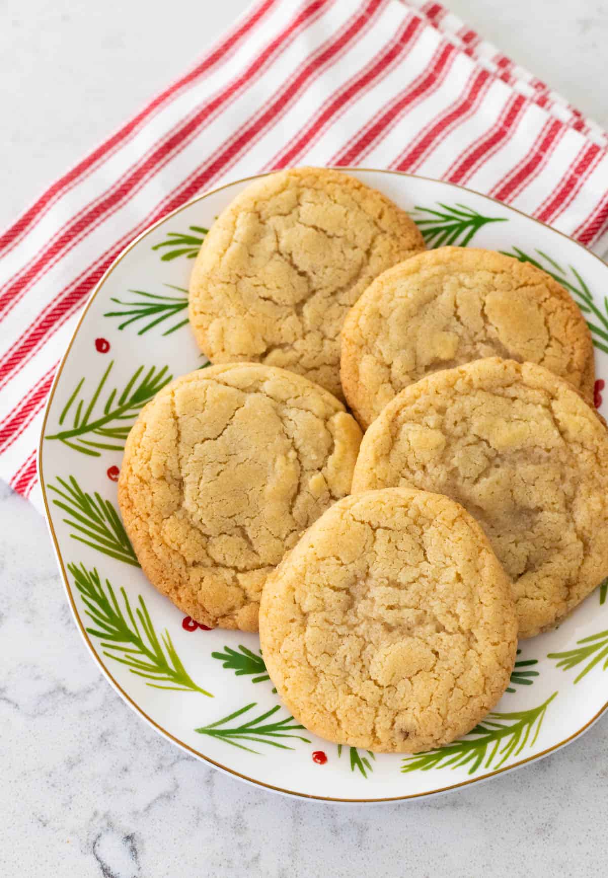 Une assiette de fête remplie de biscuits à la vanille.