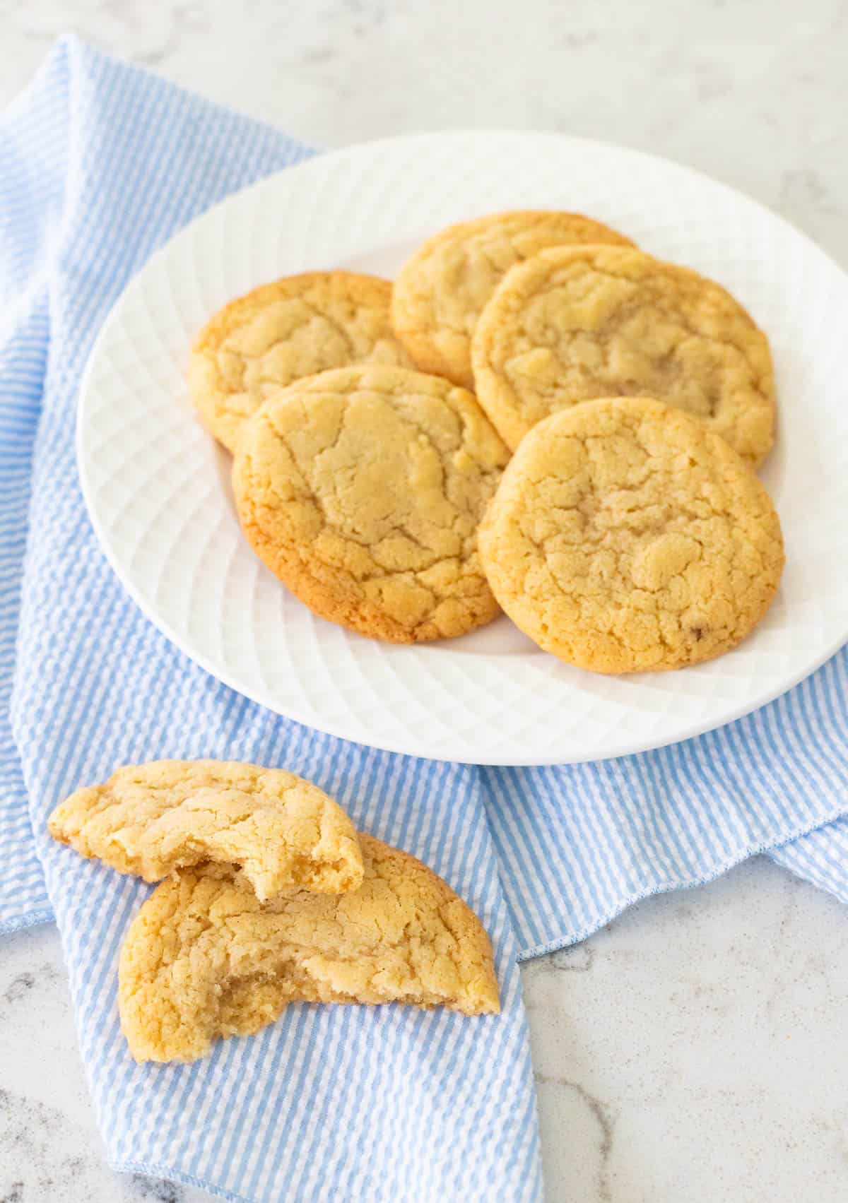 Une assiette de biscuits à la vanille dorés et moelleux.