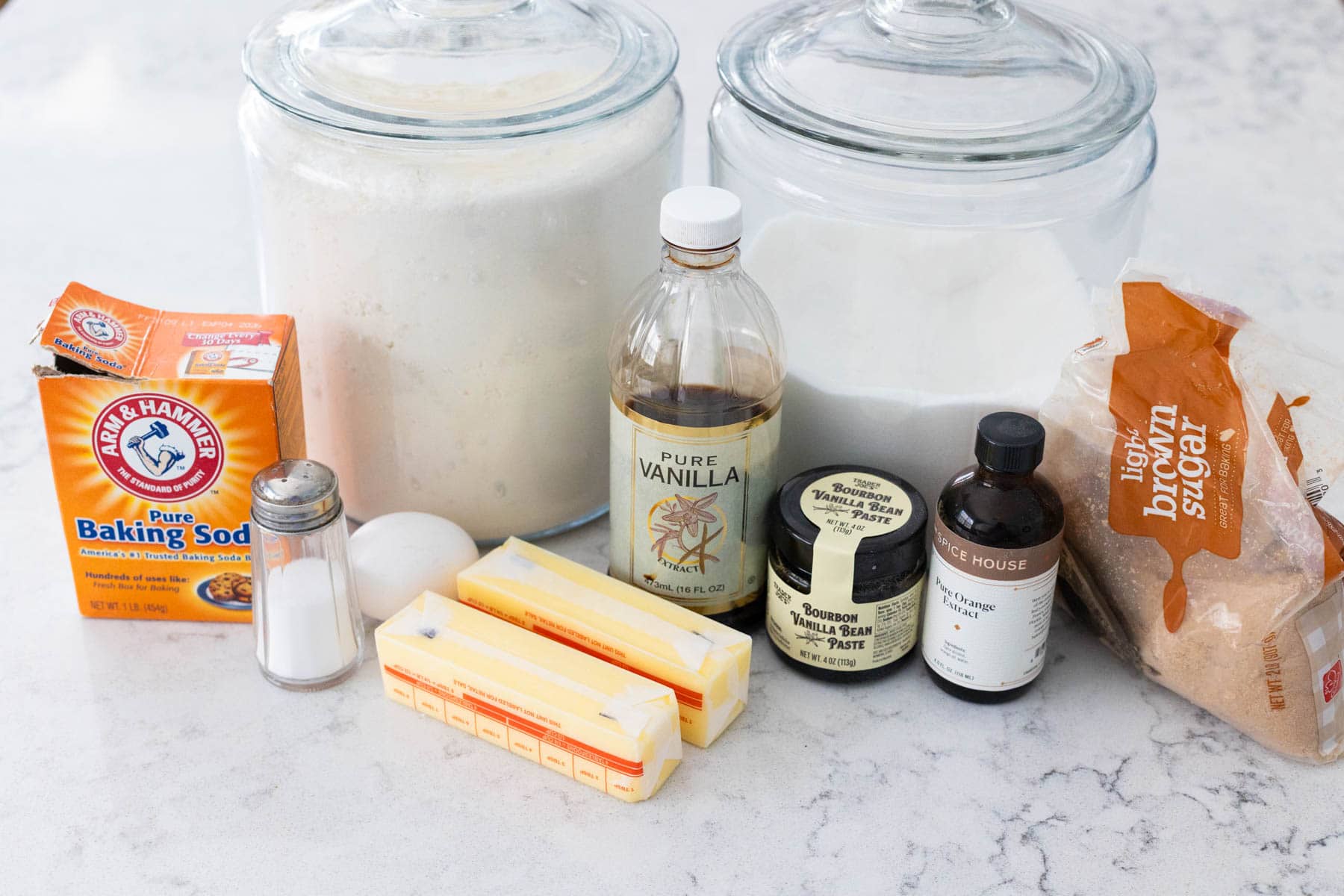 Les ingrédients pour faire des biscuits à la vanille sont sur le comptoir de la cuisine.